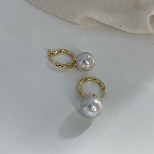 Simple trend natural pearl earrings