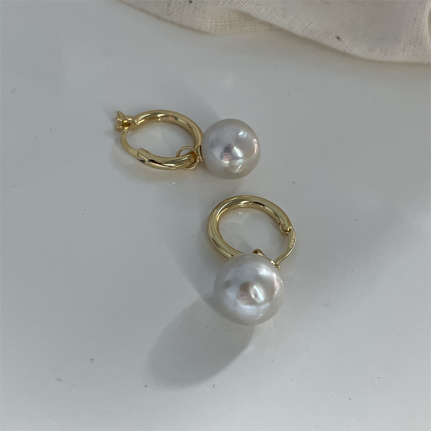 Simple trend natural pearl earrings